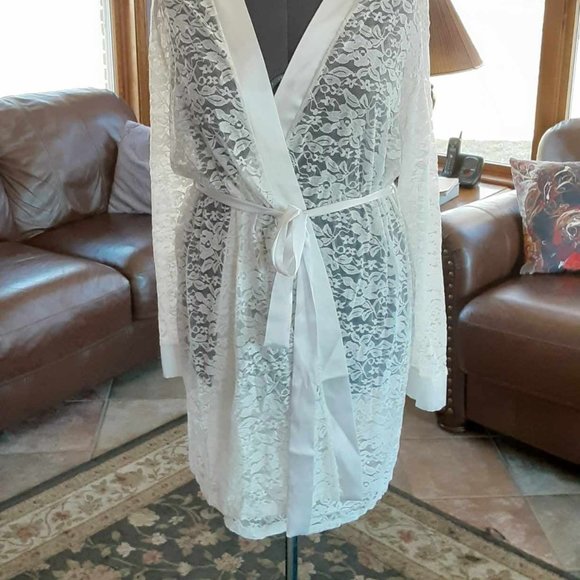 White Lace Robe - Picture 2 of 9